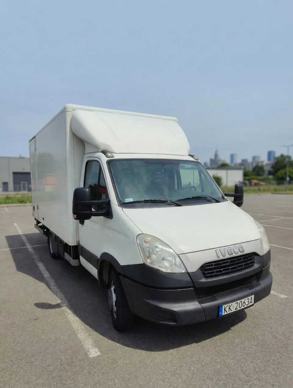 Samochód dostawczy Iveco z kontenerem