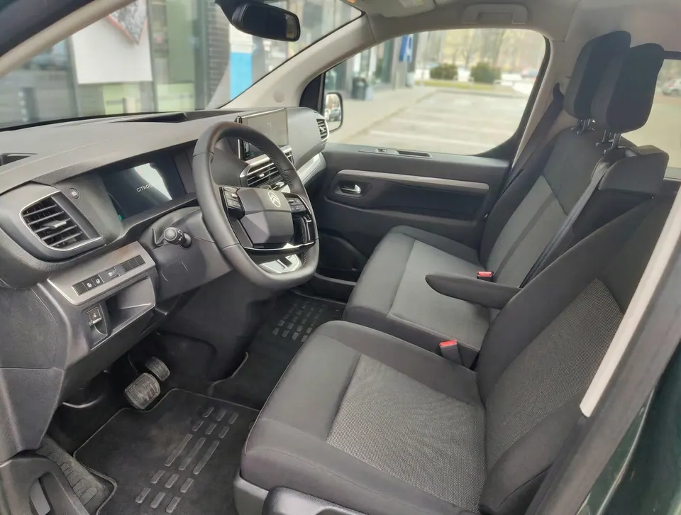 Czyste przednie wnętrze samochodu Citroën
